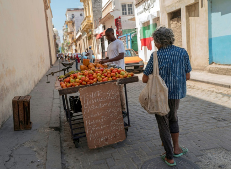 Según cifras oficiales, la inflación, que tiene controlados a varios países de América Latina y otros lugares, alcanzó el 70 % en Cuba, que depende de las importaciones, en 2021 y el 39 % en 2022.