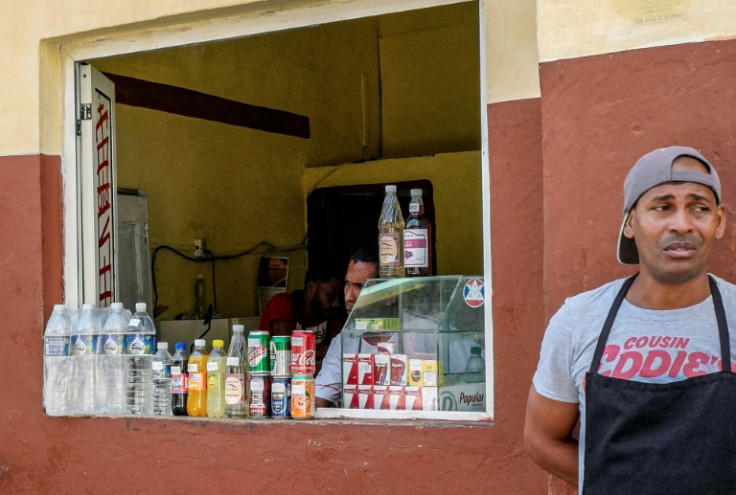 Los cubanos pueden extraer dólares del banco pero en cantidades limitadas, lo que significa que los traficantes del mercado negro pueden cobrar una prima.