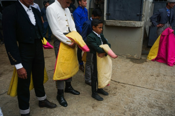César Paredes, de 9 años, aprende los trucos del oficio taurino en una escuela especial en Venezuela