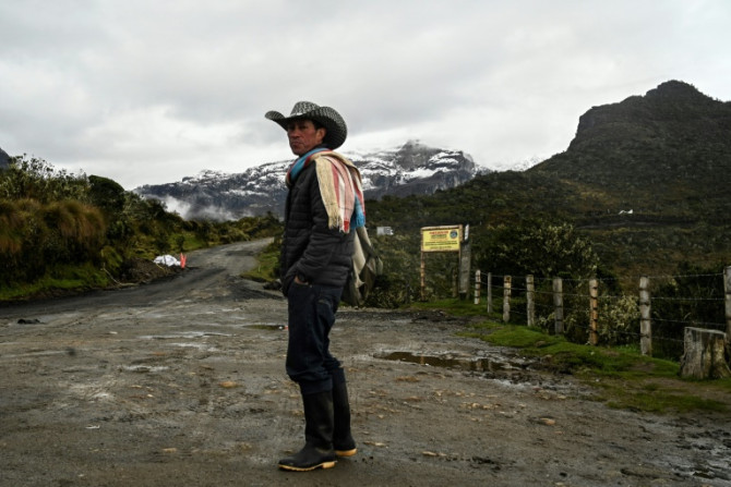 Luis Canon dice que tiene miedo de la erupción del volcán Nevado del Ruiz, pero se resigna a su destino ya que no está dispuesto a dejar su tierra y los animales de carga.