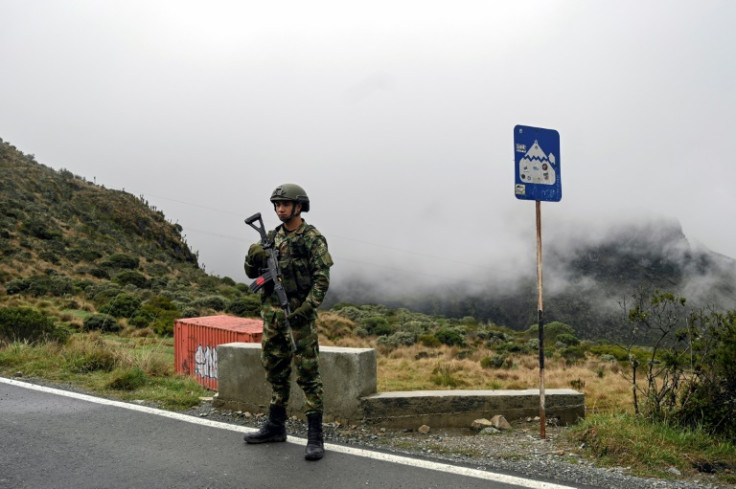 Un soldado colombiano hace guardia cerca del volcán Nevado del Ruiz.