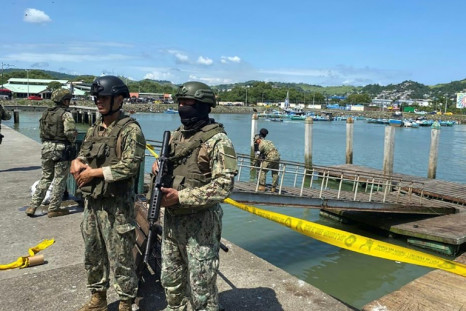 Elementos de la Armada de Ecuador custodian un puerto pesquero artesanal en Esmeraldas, luego de que nueve personas fueran asesinadas allí por unos 30 atacantes armados