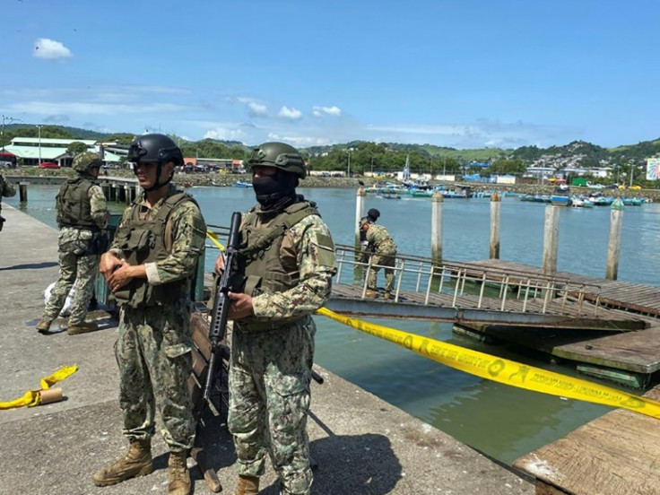 Elementos de la Armada de Ecuador custodian un puerto pesquero artesanal en Esmeraldas, luego de que nueve personas fueran asesinadas allí por unos 30 atacantes armados