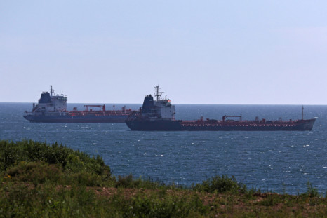 Los petroleros navegan a lo largo de la bahía de Nakhodka, cerca de la ciudad portuaria de Nakhodka.