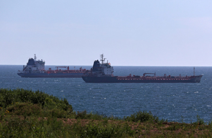 Los petroleros navegan a lo largo de la bahía de Nakhodka, cerca de la ciudad portuaria de Nakhodka.