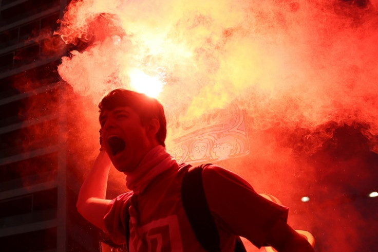 Un manifestante blande una bengala durante las protestas en Tel Aviv contra el proyecto de ley de reforma judicial del gobierno.