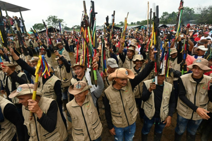 Miles de personas que viven en áreas bajo el control de EMC, incluidos miembros de la llamada &#39;guardia campesina&#39;, asistieron a una consulta popular con los líderes del grupo para discutir una estrategia para las negociaciones de paz.