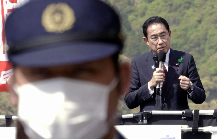 El primer ministro de Japón, Fumio Kishida, pronuncia un discurso para apoyar al candidato de su partido gobernante en las elecciones locales en Saiki.