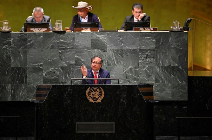 El presidente de Colombia, Gustavo Petro (abajo), fotografiado en Nueva York, no ha reaccionado al anuncio de negociaciones de paz de los disidentes de las FARC.