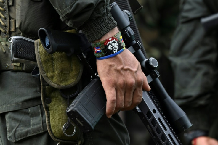 Un miembro armado de un grupo disidente que se escindió de las FARC hace guardia antes de una reunión rebelde masiva en abril de 2023 en el sur de Colombia