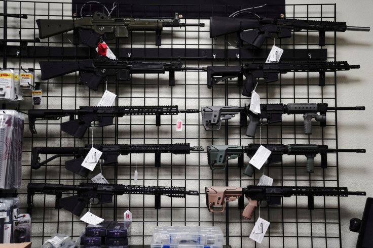 Armas de fuego desconocidas mientras Biden considera legislación que restringe las "armas fantasma"