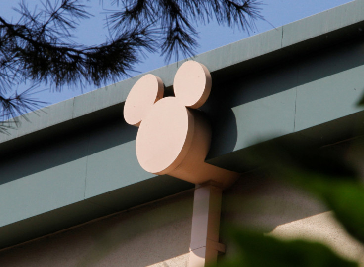 Un chorro de lluvia estilizado con el contorno del personaje de Disney Mickey Mouse se ve en un edificio en los estudios de The Walt Disney Co. en Burbank