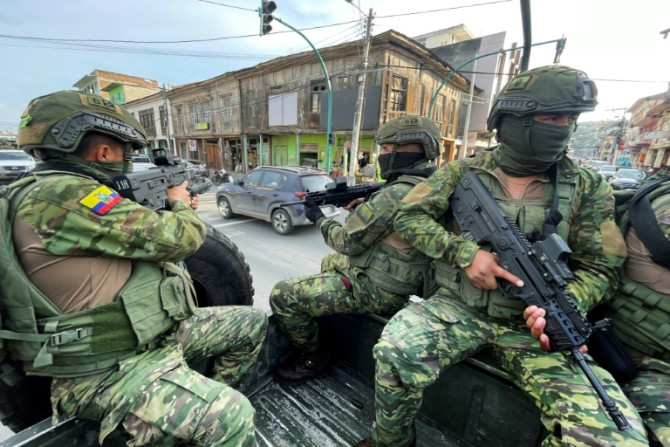 Soldados ecuatorianos patrullan las calles de la ciudad portuaria de Esmeraldas, en la frontera con Colombia, el 21 de abril de 2023