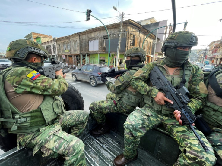 Soldados ecuatorianos patrullan las calles de la ciudad portuaria de Esmeraldas, en la frontera con Colombia, el 21 de abril de 2023