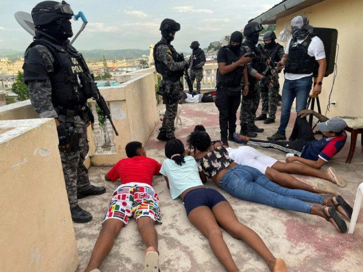 Policías y soldados ecuatorianos allanan una vivienda en Esmeraldas, ciudad con alta criminalidad