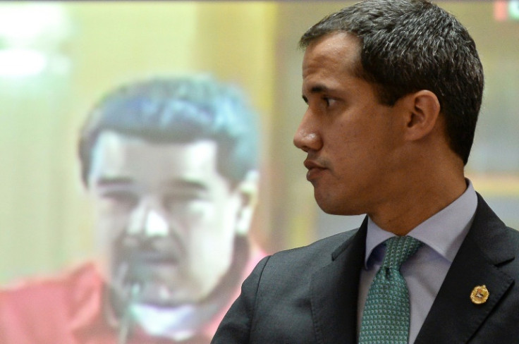 El líder de la oposición venezolana, Juan Guaidó (der.), se vio obligado a abandonar Colombia después de ingresar al país sin pasar por inmigración, dijo una fuente.