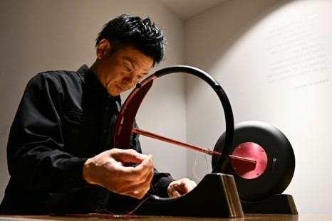 Un artesano japonés trabaja en una pieza para la marca japonesa Ritzwell