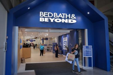 Una persona sale de una tienda Bed Bath & Beyond en Manhattan, Ciudad de Nueva York