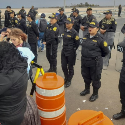 La presidenta de Perú, Dina Boluarte, declaró el estado de emergencia luego de que cientos de migrantes intentaran ingresar al país en las últimas semanas.