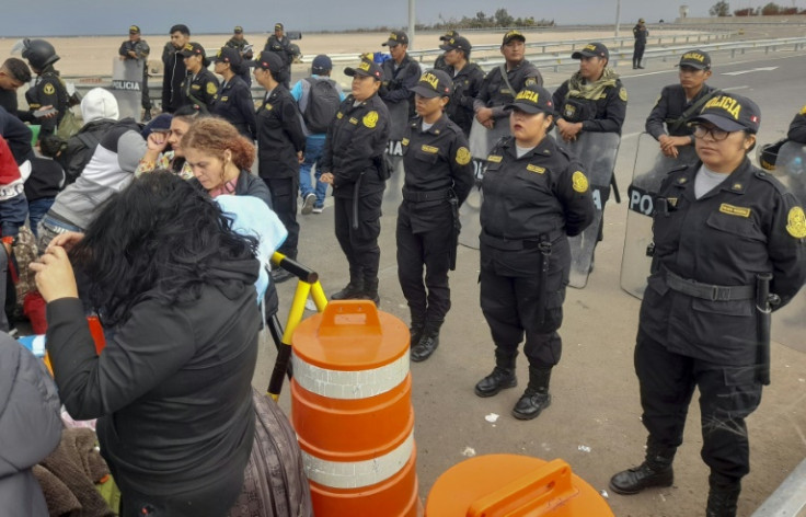 La presidenta de Perú, Dina Boluarte, declaró el estado de emergencia luego de que cientos de migrantes intentaran ingresar al país en las últimas semanas.