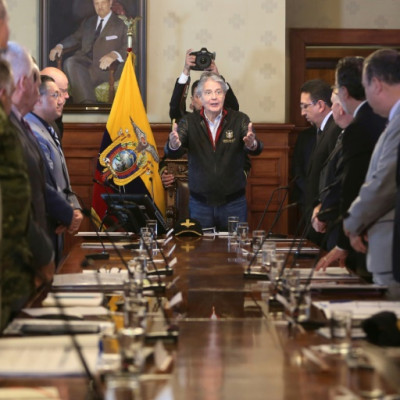 El presidente ecuatoriano Guillermo Lasso (C) encabeza una reunión del Consejo de Seguridad Pública y del Estado en Quito el 27 de abril de 2023