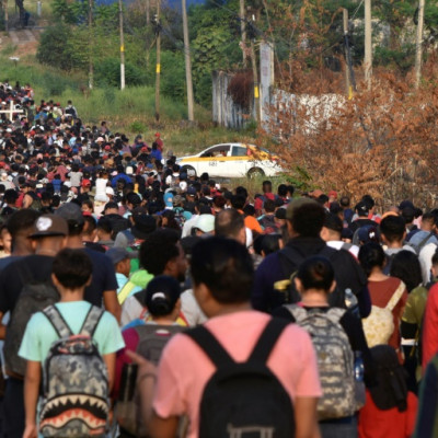 Migrantes de América Central y del Sur forman parte de una caravana que intenta llegar a la frontera entre México y Estados Unidos, mientras protestan por la muerte de 40 migrantes en un incendio en un centro de detención, en el estado de Chiapas, en el s