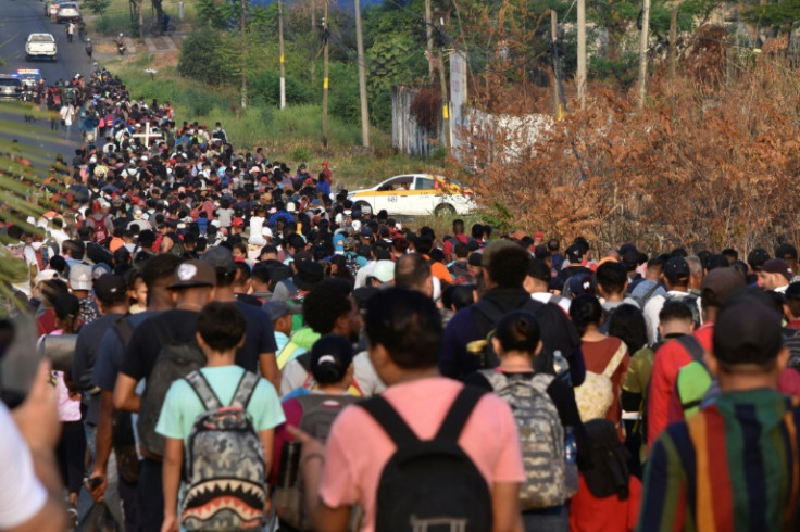 Migrantes de América Central y del Sur forman parte de una caravana que intenta llegar a la frontera entre México y Estados Unidos, mientras protestan por la muerte de 40 migrantes en un incendio en un centro de detención, en el estado de Chiapas, en el s