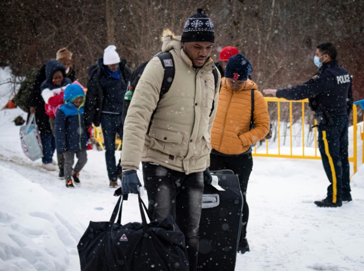 Migrantes de Venezuela, Nigeria, Haití y otros países llegan al cruce fronterizo de Roxham Road en Quebec desde Estados Unidos a Canadá el 2 de marzo de 2023