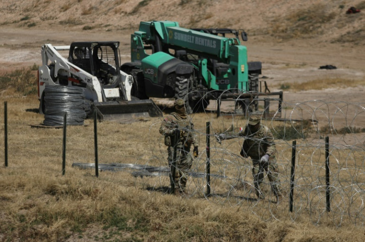 Agentes de la Guardia Nacional colocan un muro de alambre de púas a orillas del Río Grande en El Paso, Texas, en la frontera con México en marzo de 2023