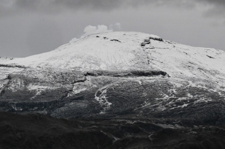 Las autoridades colombianas recomendaron la evacuación preventiva, pero inmediata, de las localidades más cercanas al cráter del volcán Nevado del Ruiz, cuya actividad sísmica podría desencadenar una erupción. (ARCHIVOS) Esta foto de archivo tomada el 6 d