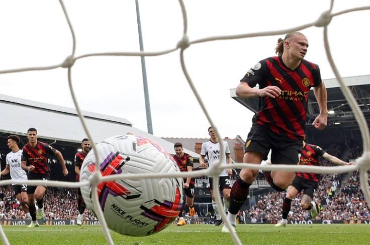 No hay error: el delantero del Manchester City, Erling Haaland (derecha), celebra después de anotar desde el punto de penalti en la victoria por 2-1 ante el Fulham.