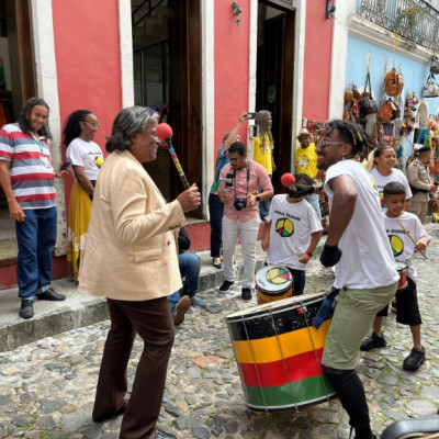 Linda Thomas-Greenfield, embajadora de Estados Unidos ante las Naciones Unidas, se une a los tamborileros callejeros del centro cultural afrobrasileño Olodum en Salvador, Brasil.