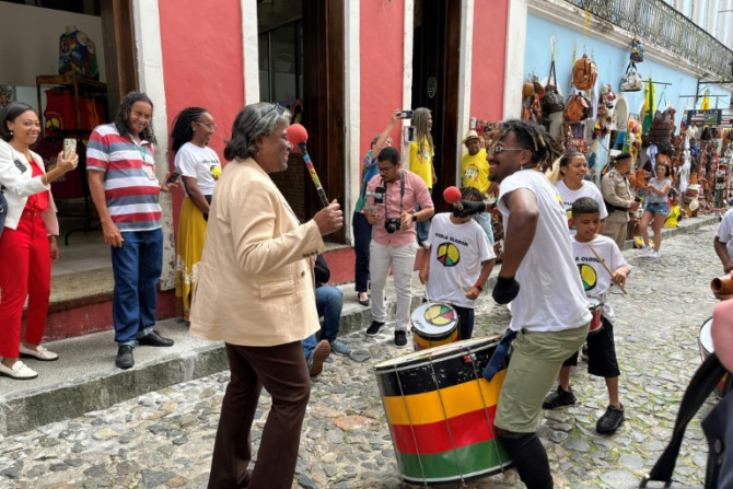 Linda Thomas-Greenfield, embajadora de Estados Unidos ante las Naciones Unidas, se une a los tamborileros callejeros del centro cultural afrobrasileño Olodum en Salvador, Brasil.