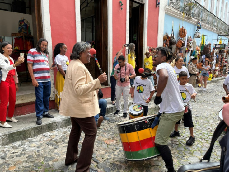 Linda Thomas-Greenfield, embajadora de Estados Unidos ante las Naciones Unidas, se une a los tamborileros callejeros del centro cultural afrobrasileño Olodum en Salvador, Brasil.