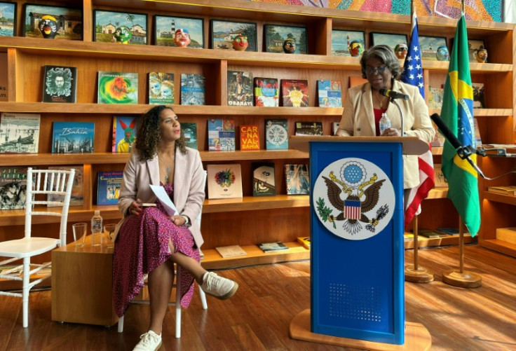 Linda Thomas-Greenfield (derecha), embajadora de Estados Unidos ante las Naciones Unidas, celebra una conferencia de prensa conjunta con la ministra de Igualdad Racial de Brasil, Anielle Franco, en Salvador, Brasil.