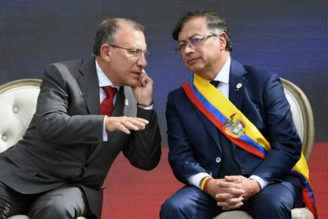 El presidente del Senado, Roy Barreras (izq.), junto al presidente de Colombia, Gustavo Petro, el 7 de agosto de 2022