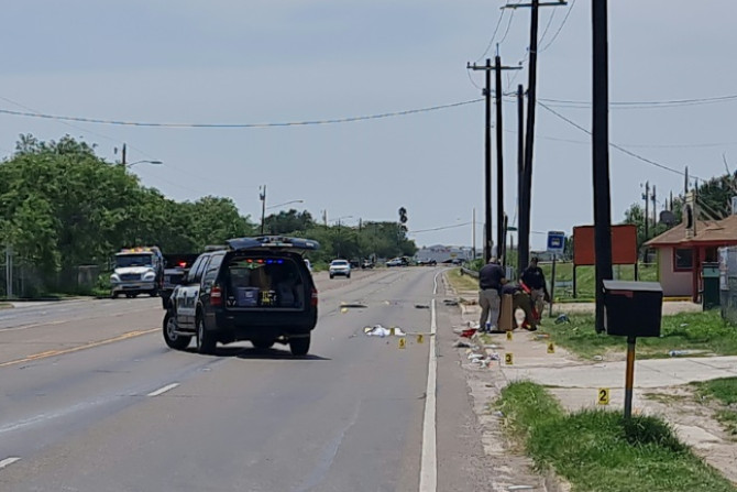 La policía trabaja en el lugar después de que un conductor chocara contra varias personas en Brownsville, Texas, el 7 de mayo de 2023.