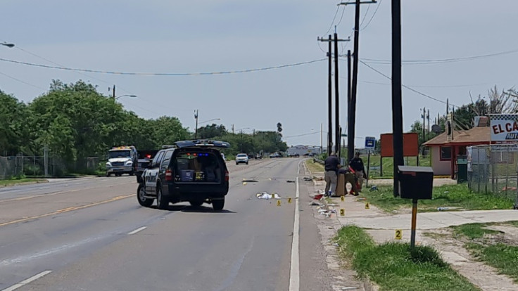 La policía trabaja en el lugar después de que un conductor chocara contra varias personas en Brownsville, Texas, el 7 de mayo de 2023.