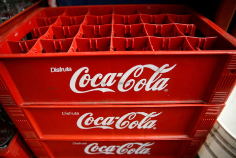 Cajas vacías de Coca-Cola se ven en un puesto de comida en la calle en Caracas, Venezuela, 24 de mayo de 2016.