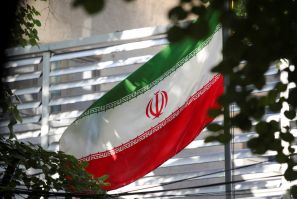 La bandera iraní se ve en la Embajada de la República Islámica de Irán, en Tirana.