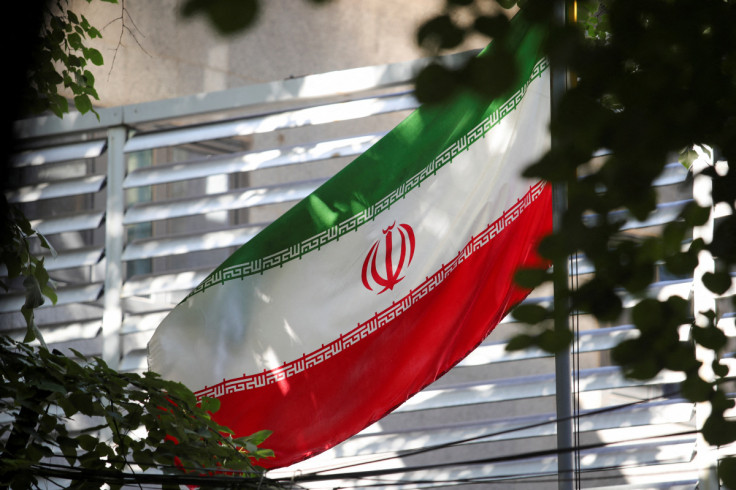 La bandera iraní se ve en la Embajada de la República Islámica de Irán, en Tirana.