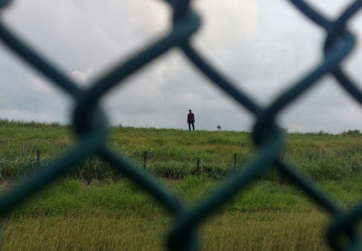 Jimmy Muñoz, ecuatoriano de 29 años, camina hacia un puesto de control después de entregarse a la Patrulla Fronteriza de EE. UU. en Brownsville, Texas, el 9 de mayo de 2023.