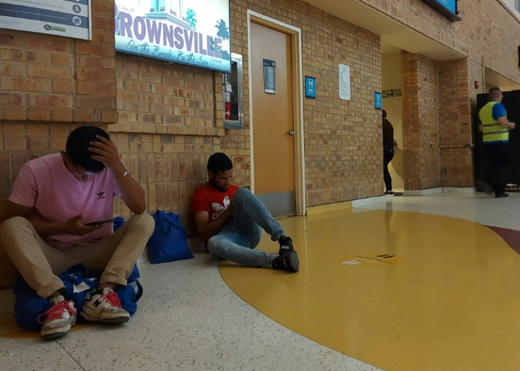 Migrantes descansan dentro de la terminal de autobuses en Brownsville, Texas, el 9 de mayo de 2023.
