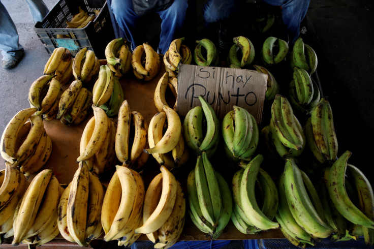 Un letrero que dice "Hay un punto" en referencia a la disponibilidad de un punto de venta (POS), se ve en un puesto de venta ambulante de plátanos en Caracas.