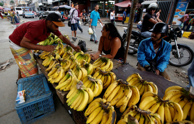 Los vendedores venden plátanos en un mercado en Caracas