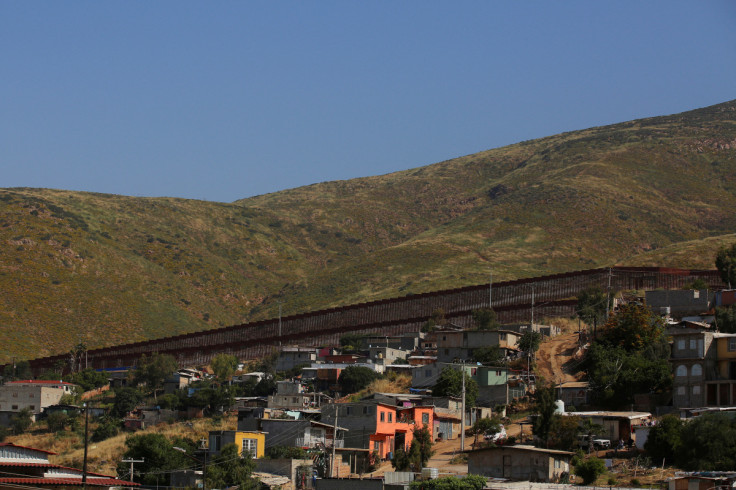 Una vista general muestra el muro fronterizo entre Estados Unidos y México, mientras Estados Unidos se prepara para levantar las restricciones de la era COVID-19 conocidas como Título 42, en Tijuana.