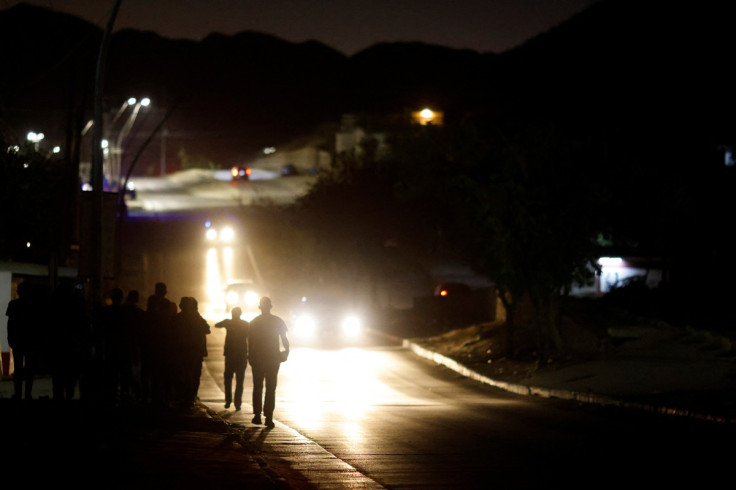 Migrantes expulsados de Estados Unidos a México bajo el Título 42 caminan en Ciudad Juárez