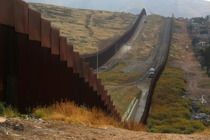 Una vista general muestra los muros fronterizos primario y secundario mientras Estados Unidos se prepara para levantar las restricciones de la era COVID-19 conocidas como Título 42, en Tijuana.