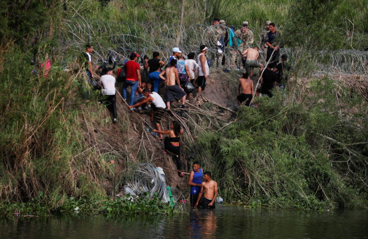 Migrantes cruzan el río Bravo antes de que termine el Título 42, en Matamoros