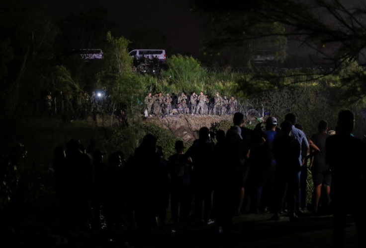 Solicitantes de asilo se reúnen a orillas del río Bravo mientras se levanta el Título 42, en Matamoros